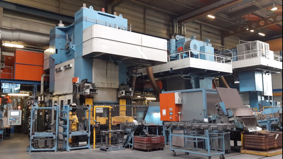 Halbwarm- Umformungsanlage mit Servo-Direkt-Technologie der Hirschvogel Umformtechnik GmbH Halbwarm- Umformungsanlage mit Servo-Direkt-Technologie der Hirschvogel Umformtechnik GmbH
